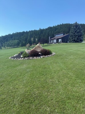 Property grounds - Clean & spacious 4-bedroom outside Deadwood (Sturgis)