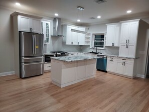 Fridge, microwave, oven, stovetop - Tranquil lakefront oasis - close to NYC and NJ attractions (Watchung)