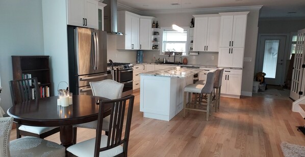 Dining - Tranquil lakefront oasis - close to NYC and NJ attractions (Watchung)