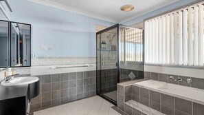 Douche, sèche-cheveux, serviettes fournies