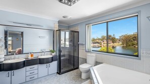 Shower, hair dryer, towels - Riverside Manor (Sussex Inlet)