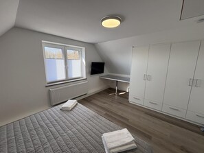 1 chambre, fer et planche à repasser