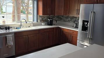 Micro-ondes, four, plaque de cuisson, lave-vaisselle