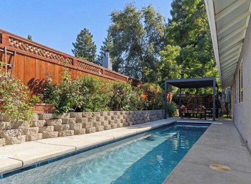 Spacious Tropical Oasis with HEATED Pool & Hot Tub