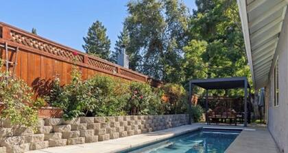 Spacious Tropical Oasis with HEATED Pool & Hot Tub