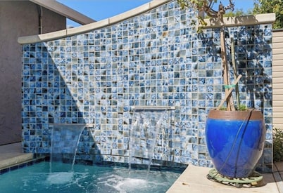 Spacious Tropical Oasis with HEATED Pool & Hot Tub