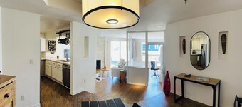 Beautiful 2-bedroom condo in Venice Beach with AC, WiFi, secure parking, more