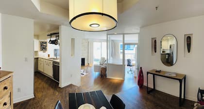 Beautiful 2-bedroom condo in Venice Beach with AC, WiFi, secure parking, more