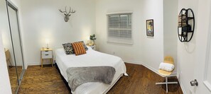 2 bedrooms, WiFi, bed sheets - Beautiful 2-bedroom condo in Venice Beach with AC, WiFi, secure parking, more (Los Angeles)