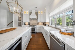 Fridge, microwave, oven, stovetop - Free Pool Heat, Private Pool, Beach Chairs & Bikes (Inlet Beach)