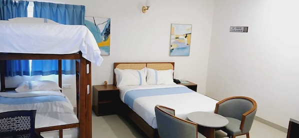 Escritorio, wifi gratis y ropa de cama 
