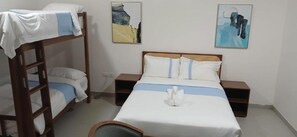 Een bureau, gratis wifi, beddengoed