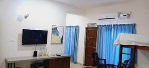 Desk, free WiFi, bed sheets - RS Honey Stay (Tarangambadi)
