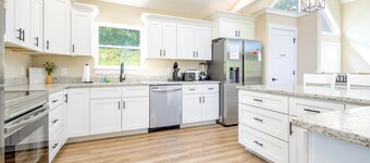 Mountain Views, Lake access, Brand new 6 BR 5Bath, Sleeps 18Pet Friendly