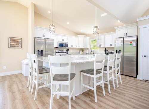 Mountain Views, Lake access, Brand new 6 BR 5Bath, Sleeps 18Pet Friendly