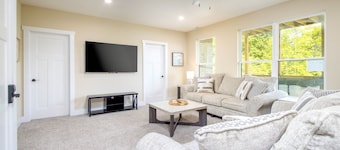 Mountain Views, Lake access, Brand new 6 BR 5Bath, Sleeps 18Pet Friendly