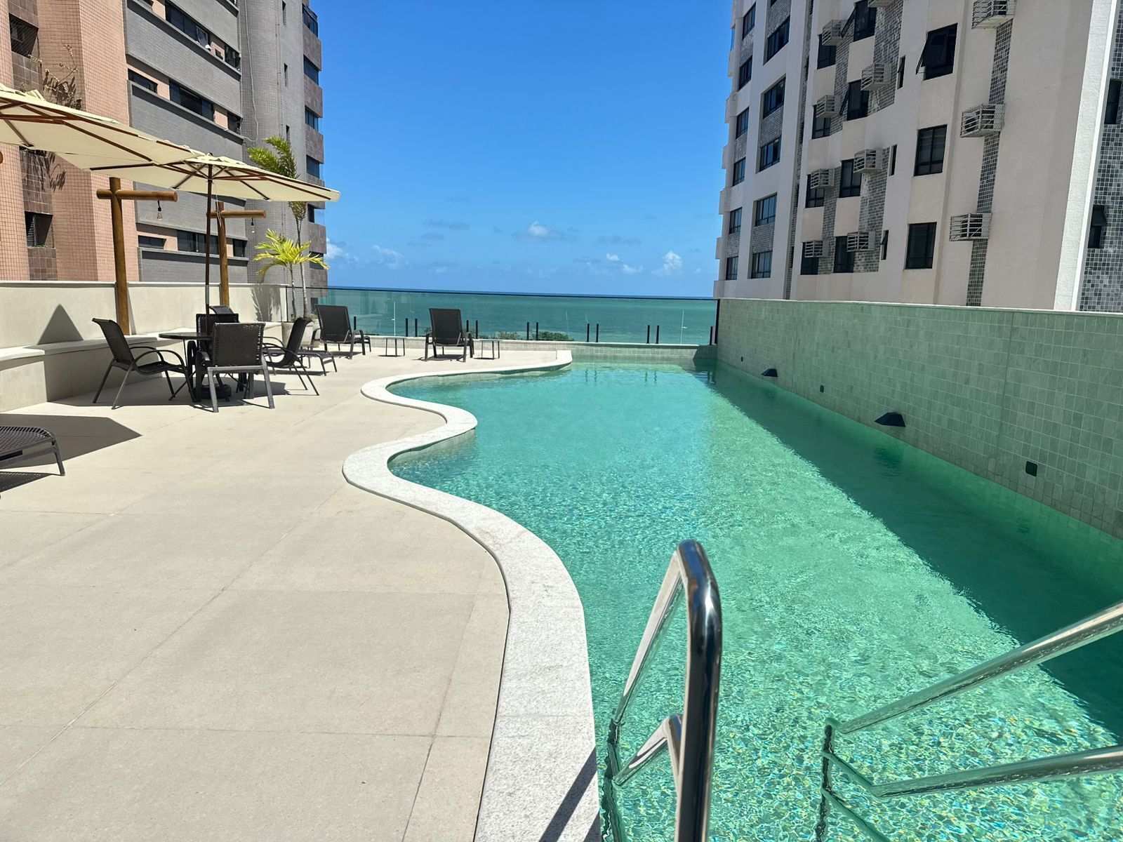 室外泳池；07:00 至 22:00 開放；泳池傘、躺椅