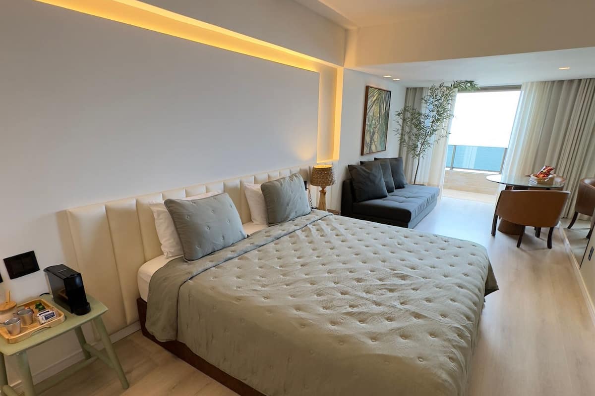 Studio Suite phong cách lãng mạn, ban công, quang cảnh biển | 1 phòng ngủ, bộ đồ giường kháng dị ứng, trang trí khác biệt