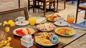 Daily buffet breakfast (BRL 55 per person) - Urban Home Stay (Recife)