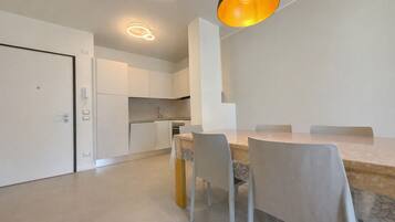 Apartemen, 2 kamar tidur, balkon, pemandangan kota | Ruang makan