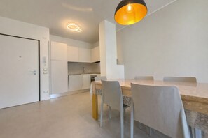 Apartment, 2 Schlafzimmer, Balkon, Stadtblick | Esszimmer