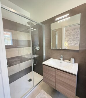 Apartment, 2 Bedrooms, Balcony, City View | Bathroom - Elegant and Luminous Apartment With Terrace (San Michele al Tagliamento)