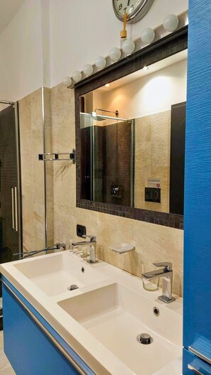 Ducha, artículos de tocador gratuitos, secador de pelo, bidet