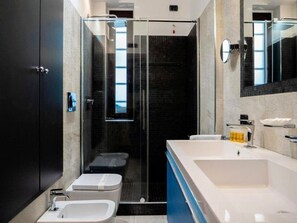 Regadera, amenidades de baño gratuitas, secadora de cabello, bidet 