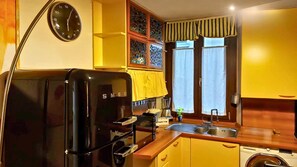 Geladeira grande, micro-ondas, fogão, cooktop