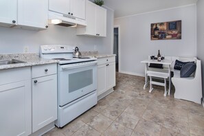 Private kitchen - Peaceful 1BR Apartment for Extended Stays in Huntersville (Huntersville)