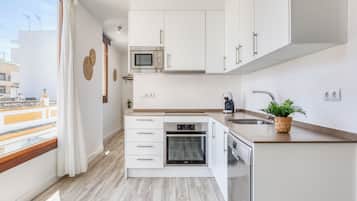 Comfort-lejlighed - havudsigt | Privat køkken | Køleskab/fryser i fuld størrelse, mikrobølgeovn, ovn, kogeplade