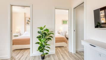 2 habitaciones, cortinas blackout y sistema de insonorización