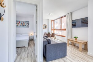 Apartamento Confort, vistas al mar | Zona de estar | Televisión LCD de 40 pulgadas con canales por cable