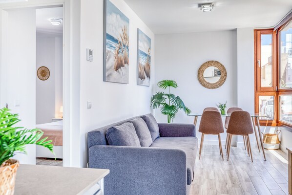 Comfort Apartment, Sea View | Living area | 40-inch LCD TV with cable channels - Apartamentos Donato Vista Mar by Croma (Estepona)