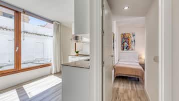 Căn hộ tiện nghi đơn giản, quang cảnh biển | 2 phòng ngủ, màn/rèm cản sáng, phòng cách âm