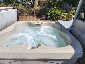 Outdoor spa tub - Boat. Beach. Surf !!! 5 Min from NSB. Walk to Little Beach on Intercoastal. (Edgewater)
