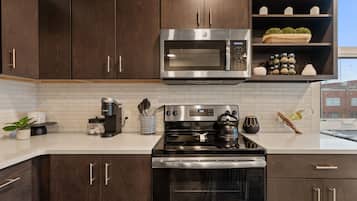 Lemari es, microwave, oven, dan kompor