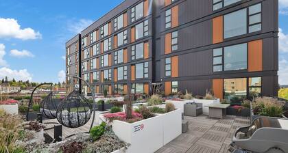 Spacious Urban Luxury Living with Free Parking