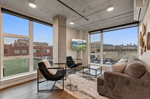 Spacious Urban Luxury Living with Free Parking