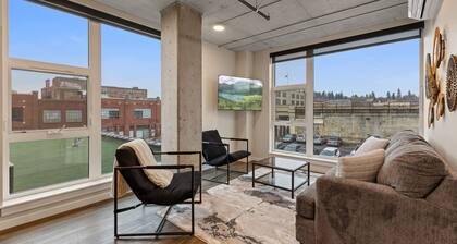 Spacious Urban Luxury Living with Free Parking