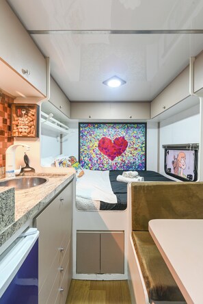 Perusasuntovaunu, vuoristonäköala | 1 makuuhuone, allergiatestatut vuodevaatteet, yksilöllisesti sisustettu