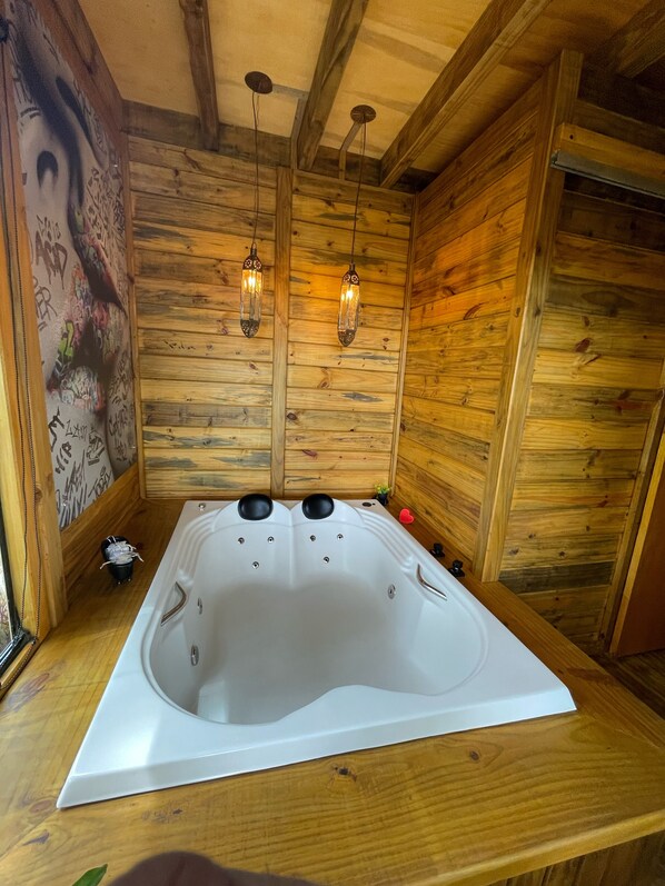 Häämatkachalet, vuoristonäköala | Kylpyhuone | Hiustenkuivaaja, pyyhkeet, vessapaperi