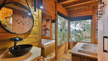 CHALE VENUS | Private spa tub