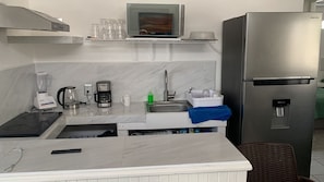 Refrigerador, microondas, cafetera/tetera, utensilios de cocina