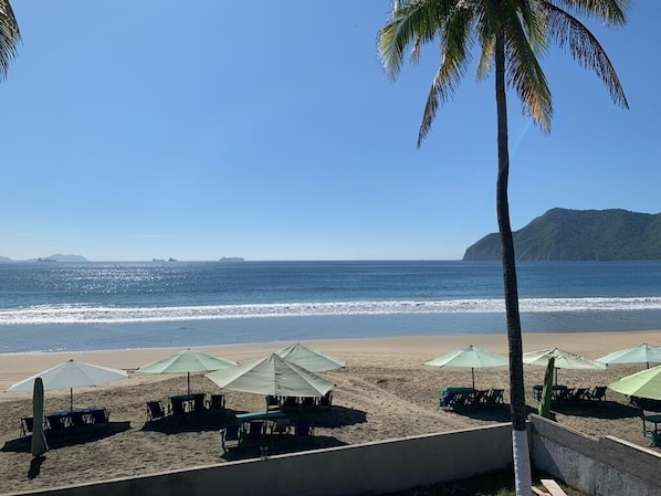 En la playa, sillas reclinables de playa