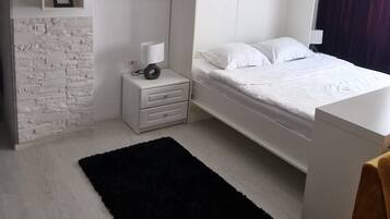 1 dormitori, planxa i posts de planxar i un bressol de viatge