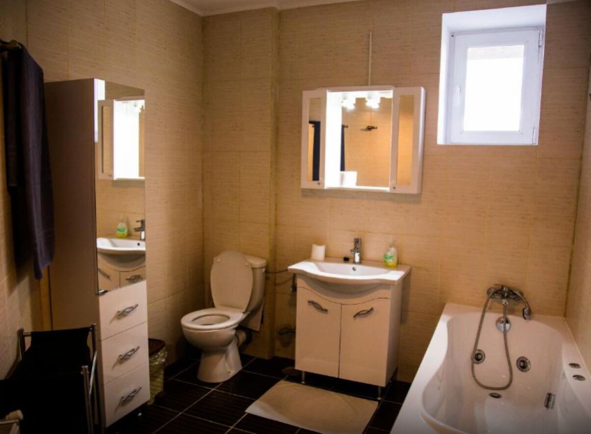 Ducha, secador de pelo, toallas y jabón