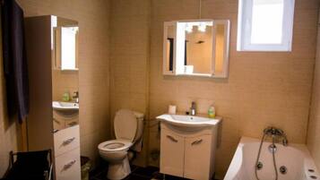 Ducha, secador de pelo, toallas y jabón