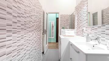 Dusche, umweltfreundliche Kosmetikartikel, Haartrockner, Bidet