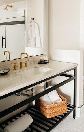 Een haardroger, handdoeken, zeep, shampoo